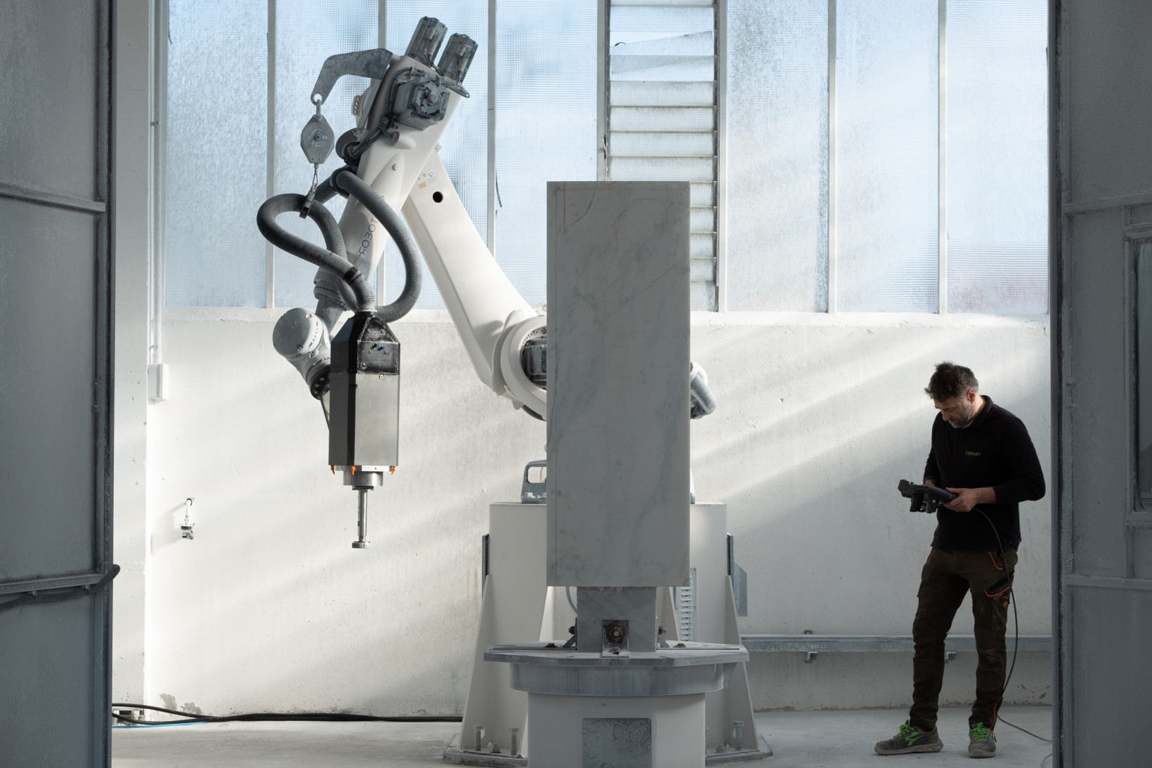 robot makes sculpture