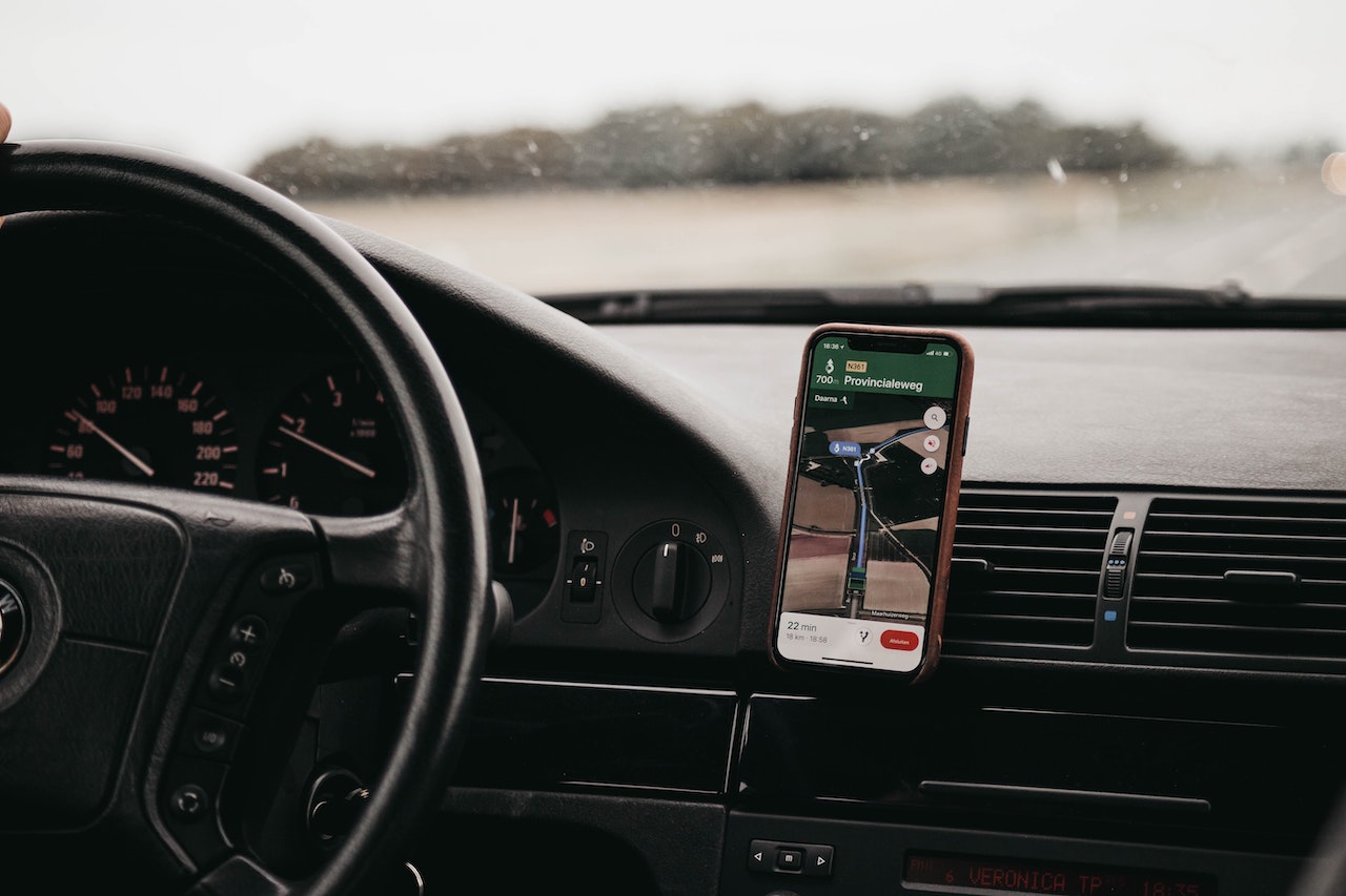 Driving with phone navigation on