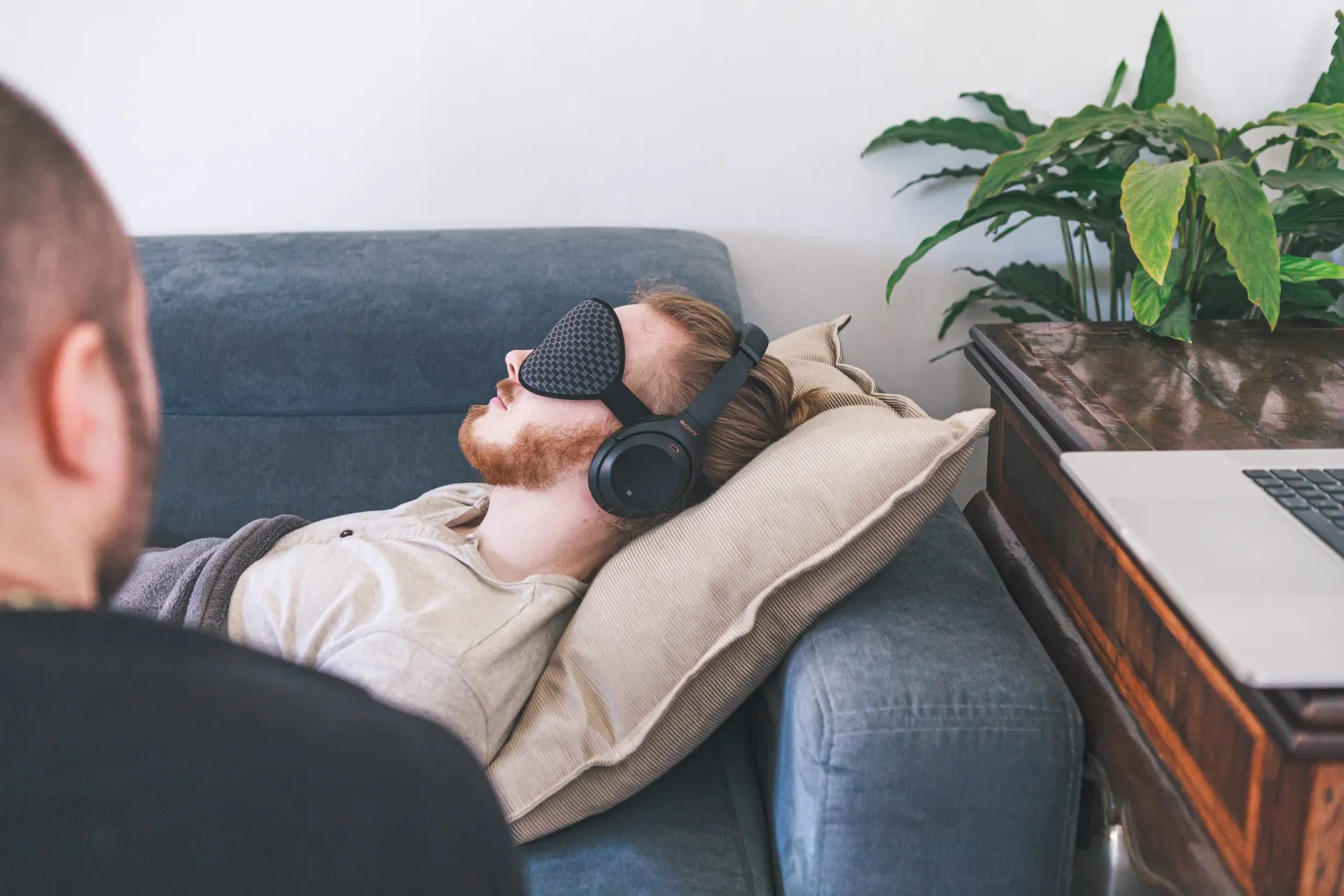 While wearing an eye mask, each individual listens to a carefully designed series of musical programs and receives personalized support from trained psychotherapists.